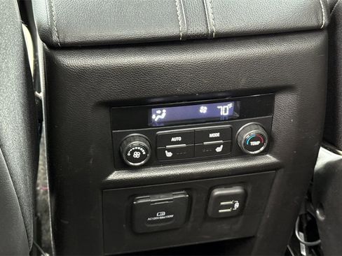 Used 2023 Chevrolet Traverse Premier image 19