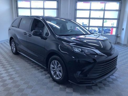Used 2026 Toyota Sienna LE FWD image 37