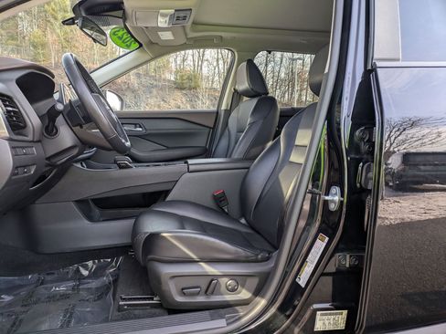 Used 2023 Nissan Rogue SV w/ SV Premium Package image 12