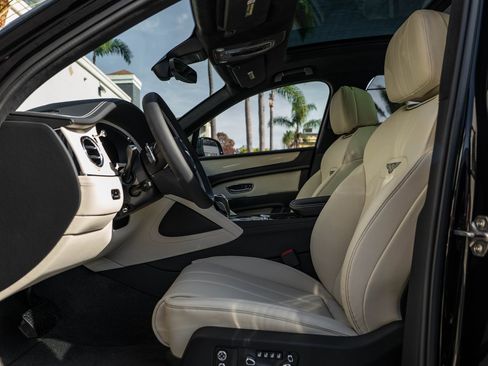 Used 2025 Bentley Bentayga V8 image 10