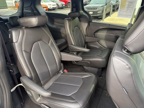 Used 2025 Chrysler Pacifica Select image 25