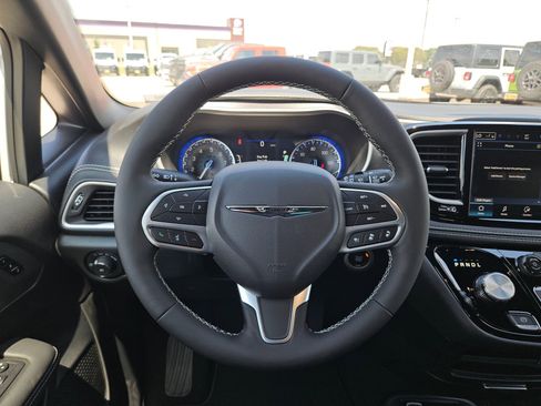 New 2026 Chrysler Pacifica Select image 18