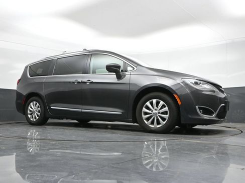 Used 2018 Chrysler Pacifica Touring-L FWD image 24