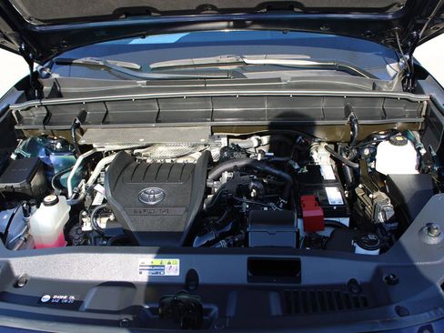 Used 2023 Toyota Highlander LE image 9