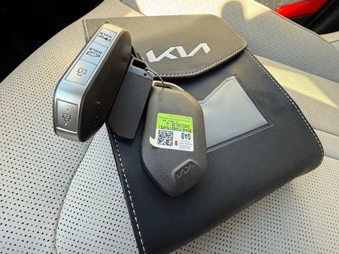 Used 2025 Kia Sorento SX image 29