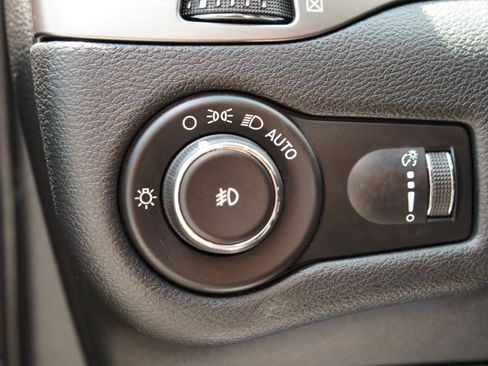 Used 2019 Jeep Cherokee Latitude w/ Popular Appearance Group AWD/4WD image 73