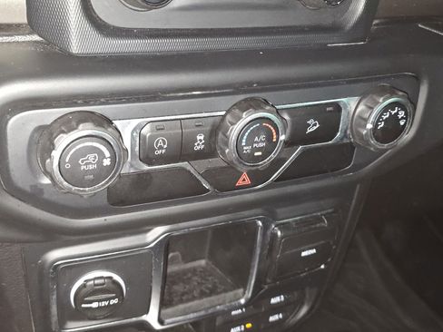 Used 2018 Jeep Wrangler Unlimited Sport image 21