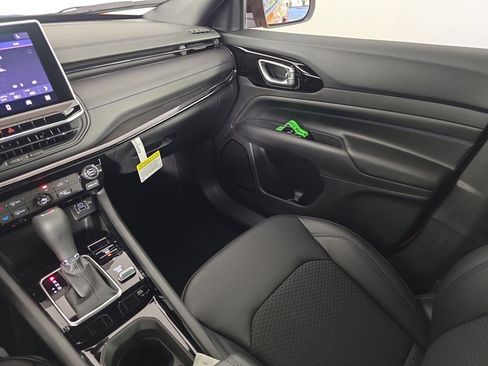 New 2026 Jeep Compass Latitude AWD/4WD image 17