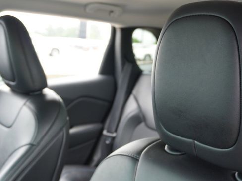 Used 2019 Jeep Cherokee Latitude Plus FWD image 24
