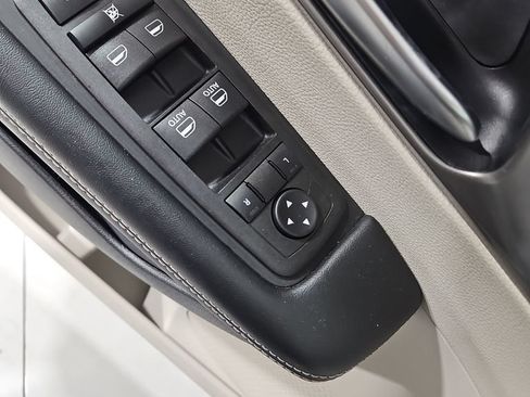Used 2023 Chrysler Pacifica Touring-L AWD/4WD image 12