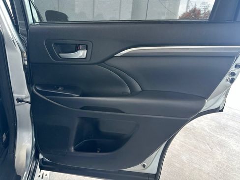 Used 2018 Toyota Highlander SE AWD/4WD image 14