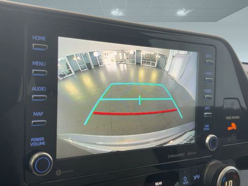 Used 2020 Toyota Highlander XLE image 24