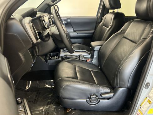 Used 2019 Toyota Tacoma TRD Sport w/ TRD Premium Sport Package AWD/4WD image 12