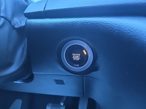 Used 2025 Chrysler Pacifica Select image 45