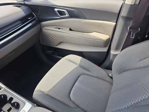 New 2027 Kia Carnival LX FWD image 15