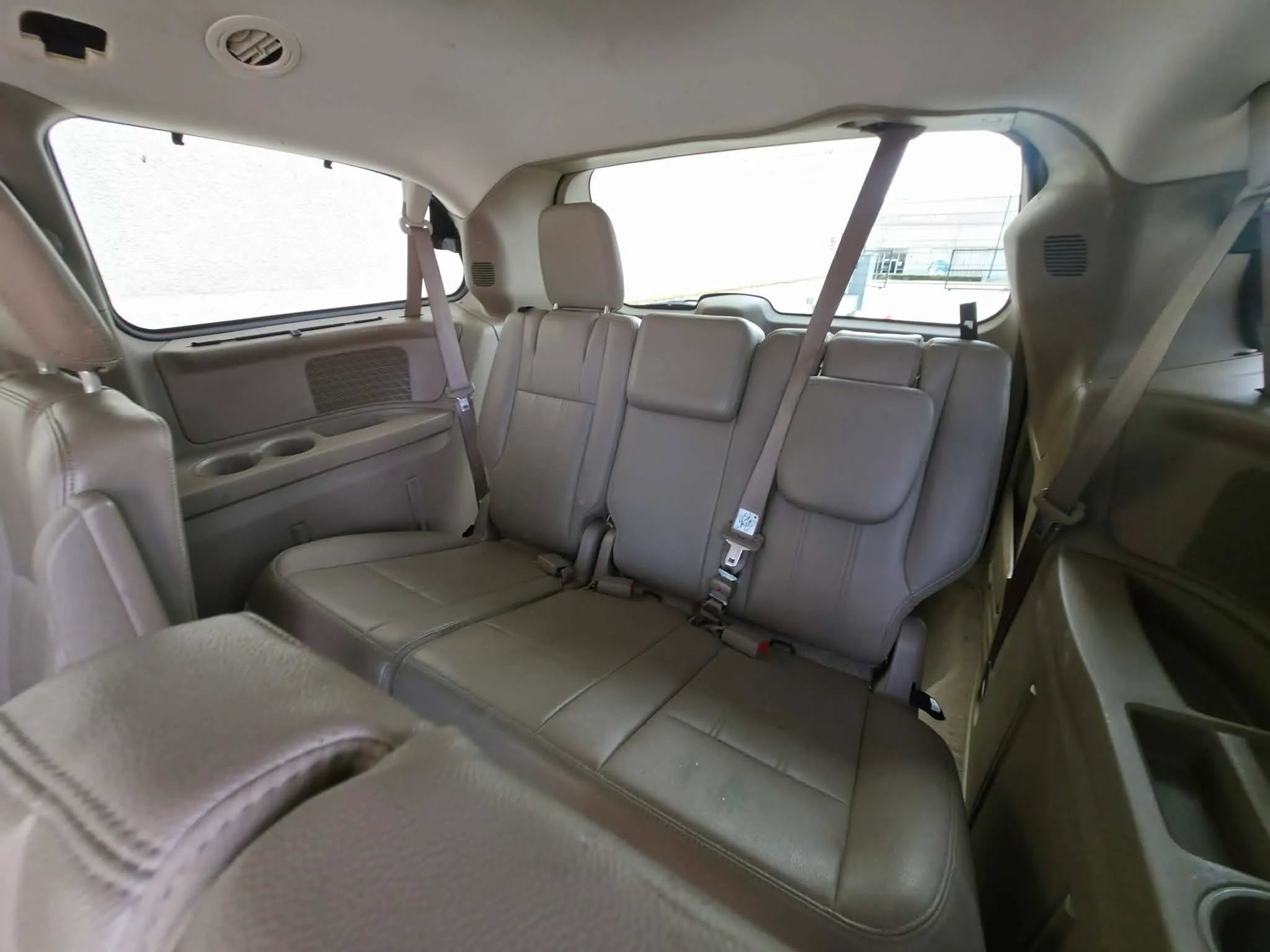 Used 2014 Chrysler Town & Country Touring FWD image 11