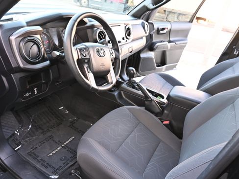 Used 2016 Toyota Tacoma TRD Sport image 11