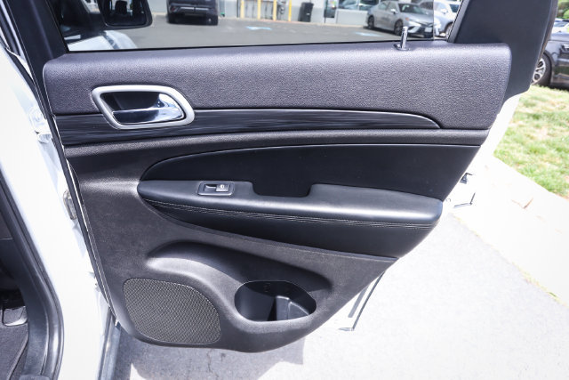Used 2020 Jeep Grand Cherokee Laredo AWD/4WD image 46