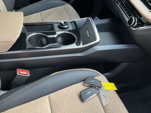 Used 2025 Chevrolet Equinox ACTIV image 16