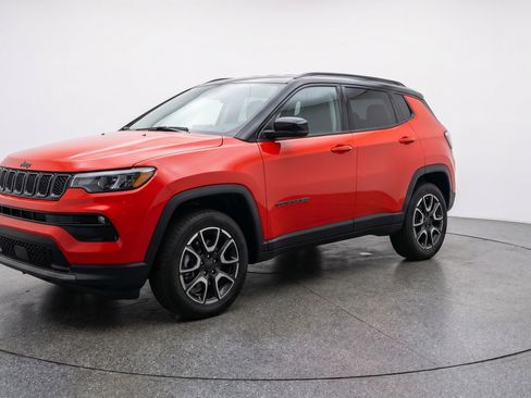 Used 2025 Jeep Compass Trailhawk AWD/4WD image 3