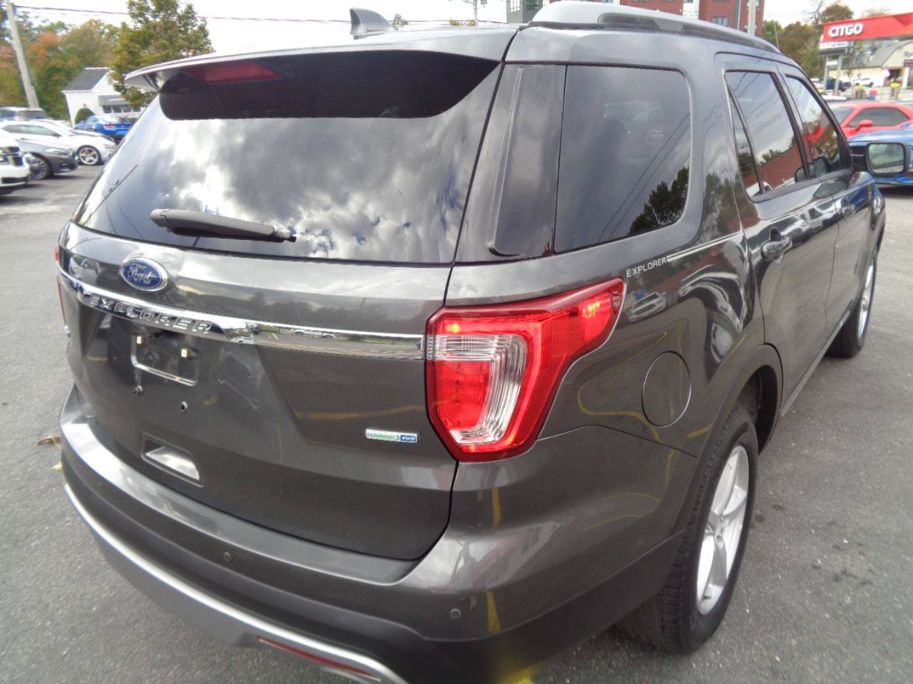 Used 2017 Ford Explorer XLT w/ Equipment Group 202A AWD/4WD image 16