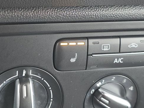 Used 2014 Volkswagen Beetle TDI image 19