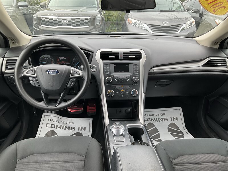 Used 2018 Ford Fusion SE FWD image 17