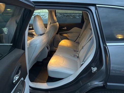 Used 2022 Jeep Cherokee Latitude Lux w/ Sun & Sound Group AWD/4WD image 21
