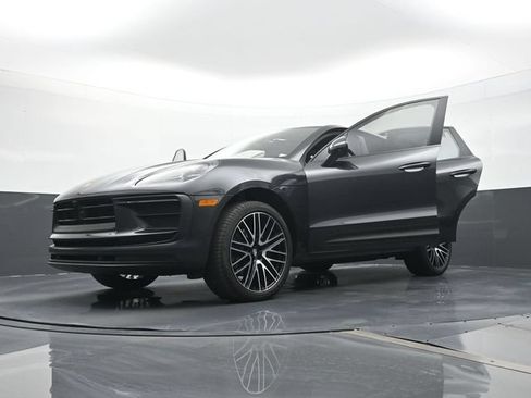 Certified 2025 Porsche Macan AWD/4WD image 31