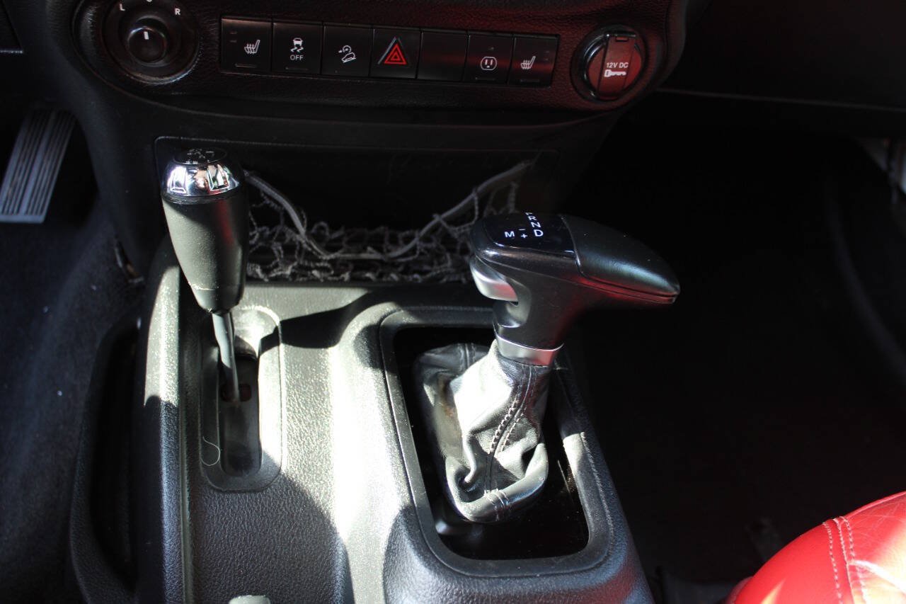 Used 2013 Jeep Wrangler Unlimited Rubicon AWD/4WD image 36