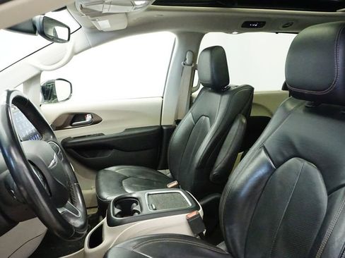 Used 2018 Chrysler Pacifica Touring-L Plus image 21