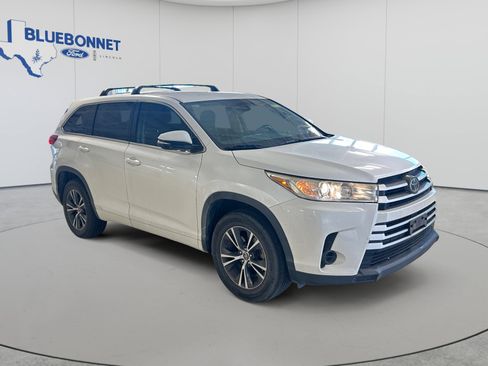 Used 2017 Toyota Highlander LE FWD image 3