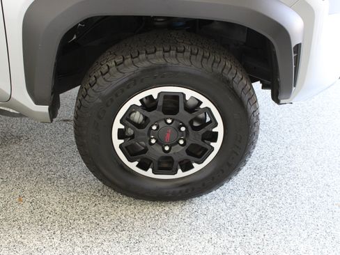 Used 2025 Toyota Tacoma TRD Off-Road AWD/4WD image 5