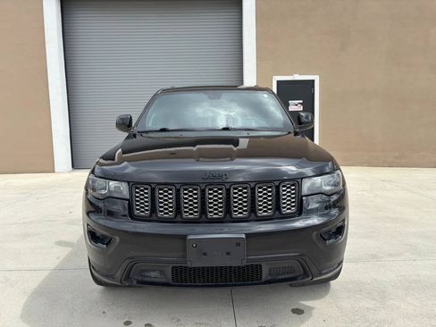 Used 2018 Jeep Grand Cherokee Altitude AWD/4WD image 9