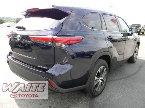 Used 2023 Toyota Highlander XLE AWD/4WD image 2