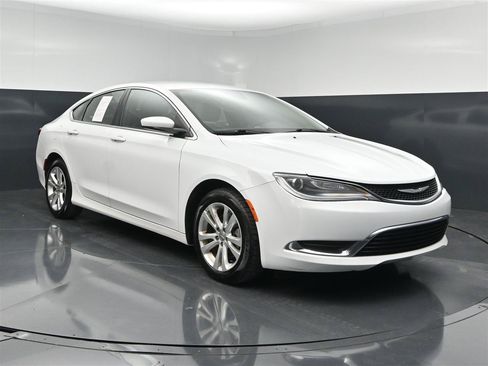 Used 2017 Chrysler 200 Limited Platinum w/ Comfort & Convenience Group FWD image 3