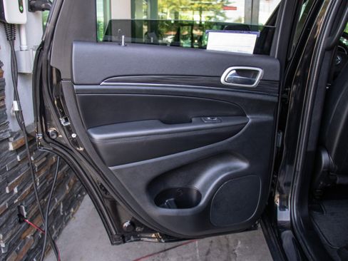 Used 2022 Jeep Grand Cherokee Limited image 21