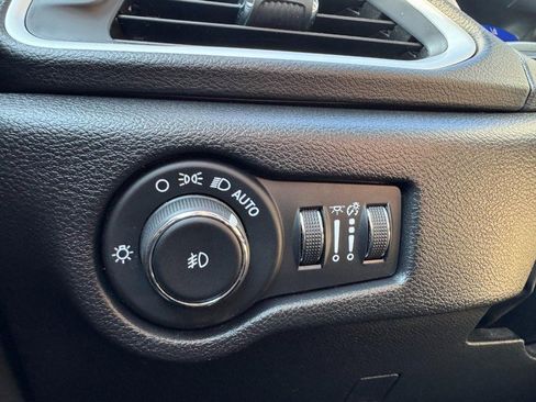 Used 2025 Chrysler Pacifica Select image 22