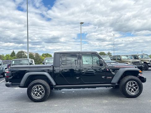 Used 2026 Jeep Gladiator Rubicon w/ Dual Top Group AWD/4WD image 2