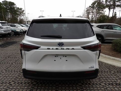 Used 2024 Toyota Sienna XLE w/ XLE Plus Package image 7