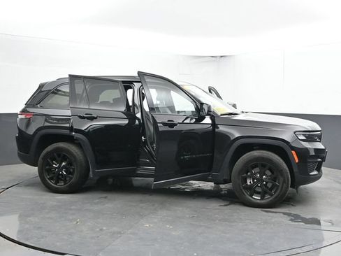 Used 2025 Jeep Grand Cherokee Altitude AWD/4WD image 56