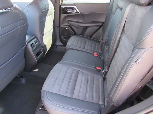 New 2025 Mitsubishi Outlander SE image 8