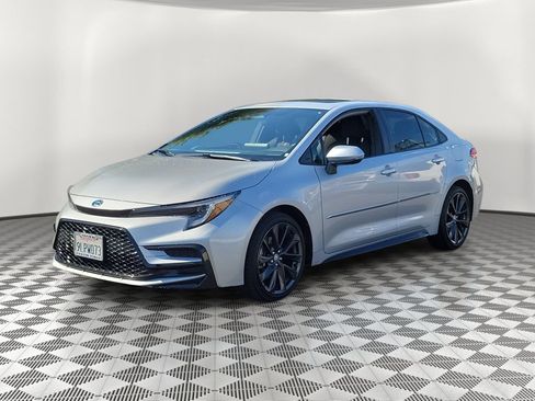 Used 2024 Toyota Corolla SE w/ SE Package FWD image 3