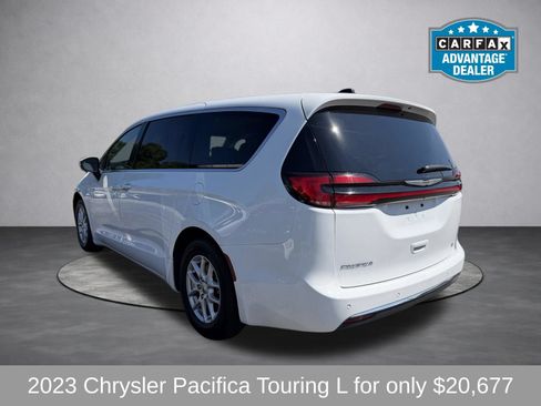 Used 2023 Chrysler Pacifica Touring-L FWD image 3