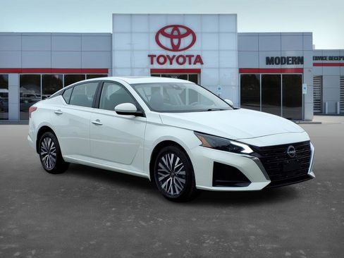 Used 2023 Nissan Altima 2.5 SV w/ SV Premium Package image 3