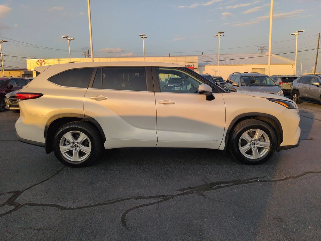 Used 2023 Toyota Highlander LE AWD/4WD image 6