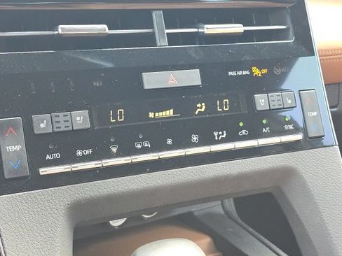 Used 2019 Toyota Avalon Limited w/ All Weather Liner Package FWD image 32