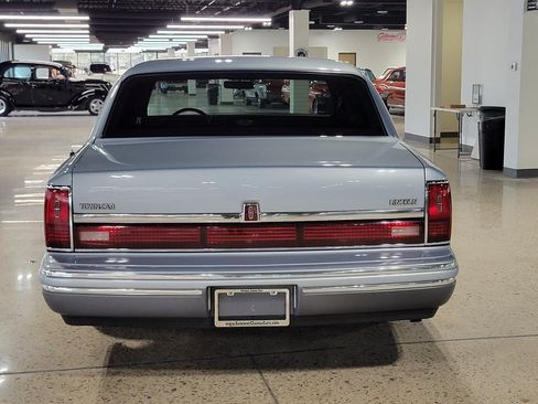 Used 1993 Lincoln Town Car Signature RWD image 31