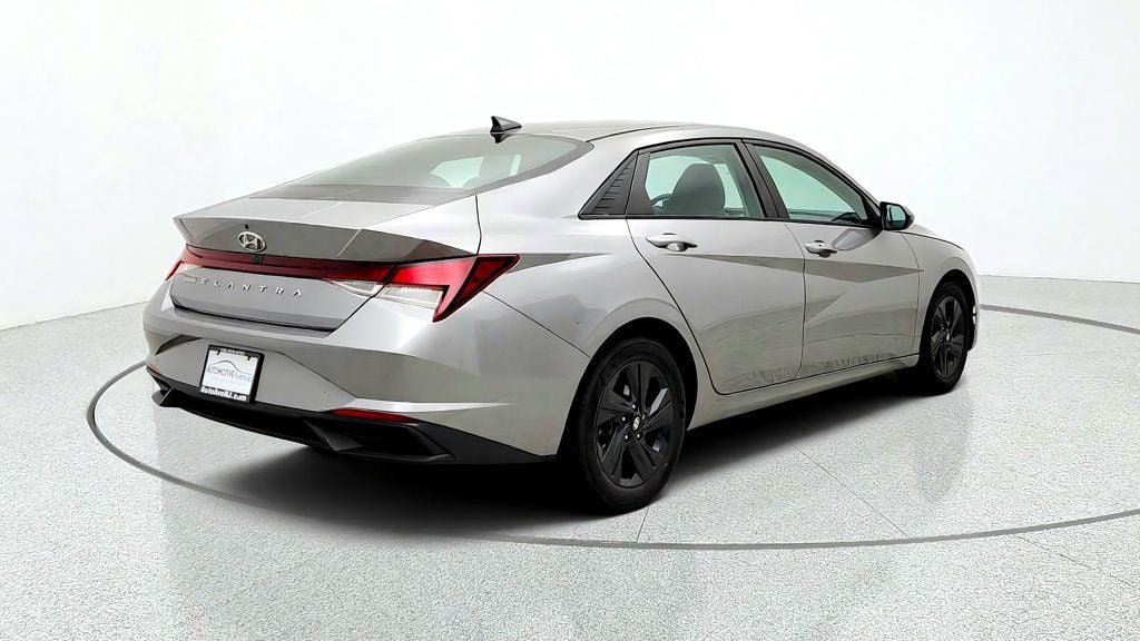 Used 2021 Hyundai Elantra SEL w/ Convenience Package FWD image 5