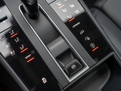 Used 2025 Porsche Macan image 20